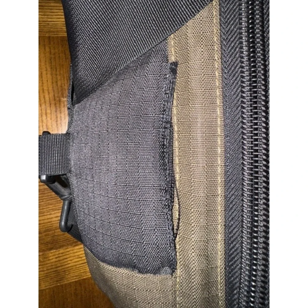 Columbia Sportswear Seascape Gatemouth Duffel Bag Olive Green Black Carry On